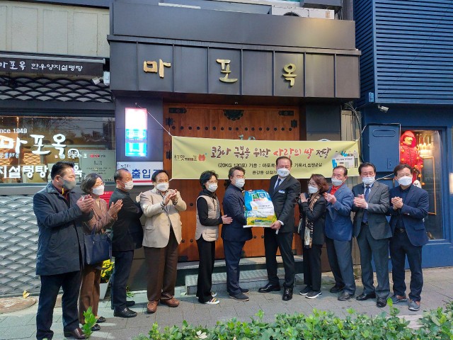 20211022마포용강동상점가 쌀기증 행사3.jpg